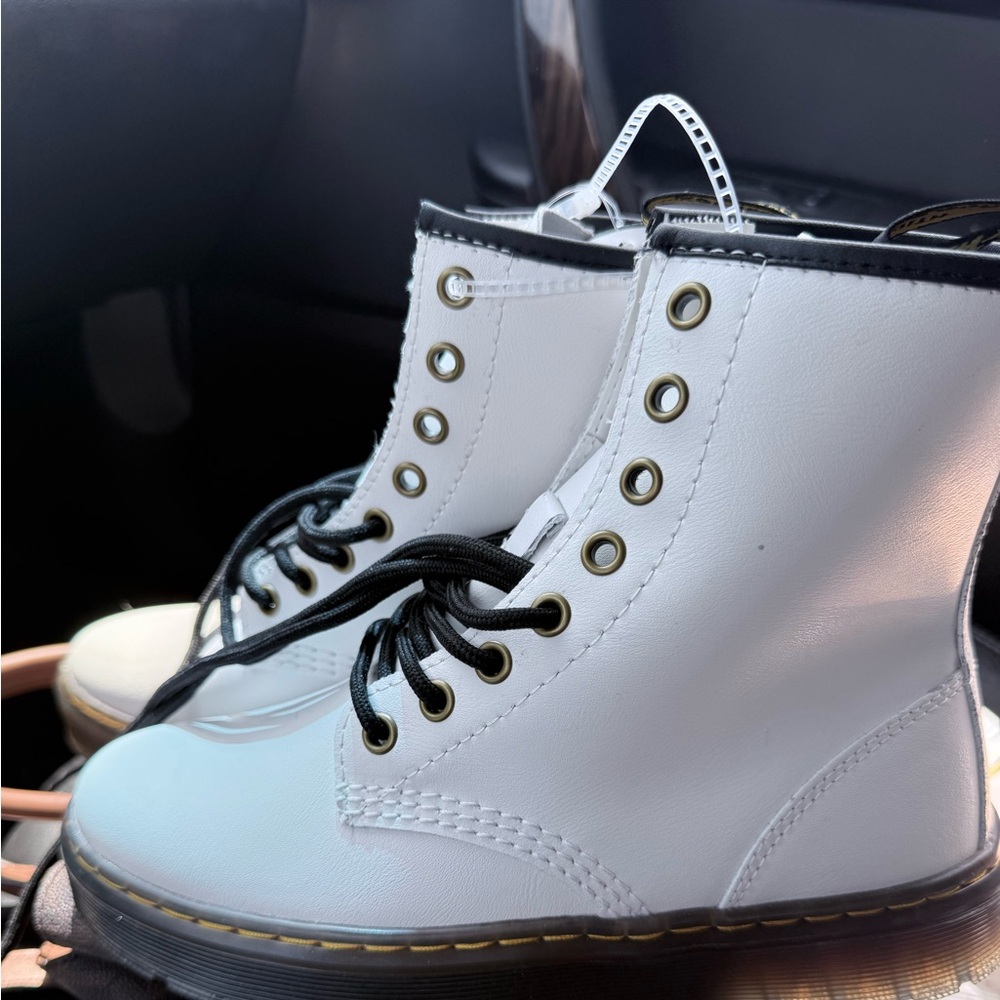 Dr martins boots size 6 in women 37EU . Brand new